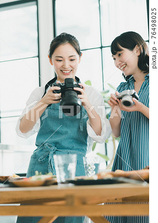 おうち女子会　カメラ女子 76498025