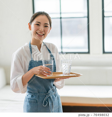 カフェ店員 カフェ店員 76498032