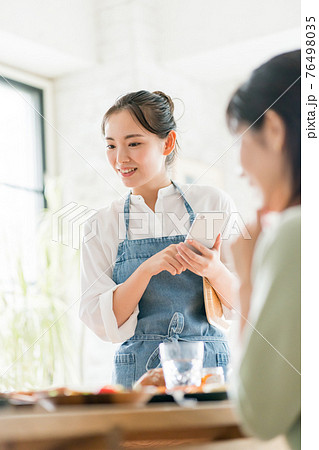 カフェ店員 76498035