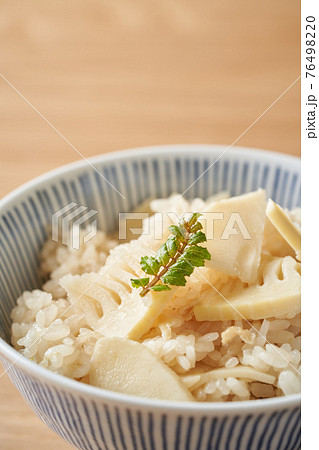 茶碗に盛り付けた筍ご飯 76498220