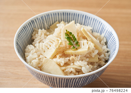 茶碗に盛り付けた筍ご飯 76498224