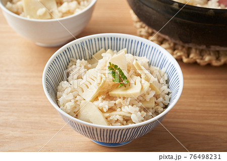 茶碗に盛り付けた筍ご飯 76498231