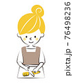 調理する女性 76498236