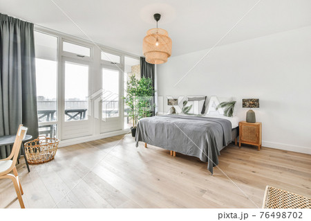 A cozy bedroom 76498702