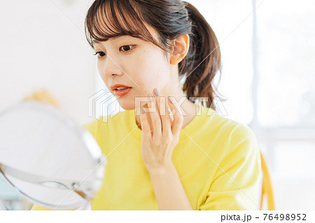 肌荒れを見る女性 肌荒れを見る女性 76498952