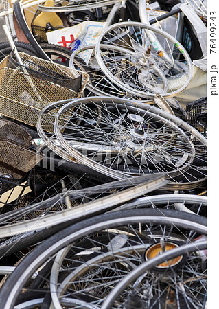 廃棄された自転車の部品 廃棄された自転車の部品 76499243