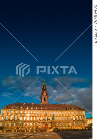 Christiansborg Palace illuminated by sunrise in early morning, Copenhagen, Denmark, summer time, paste space Christiansborg Palace illuminated by sunrise in early morning, Copenhagen, Denmark, summer time, paste space 76499401