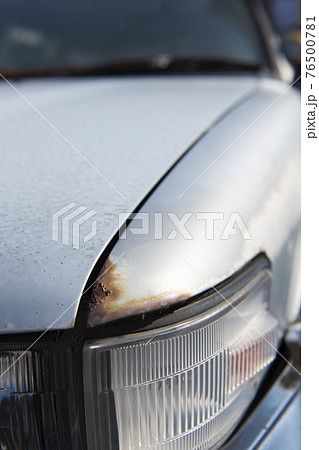 放置された廃車になった自動車 76500781