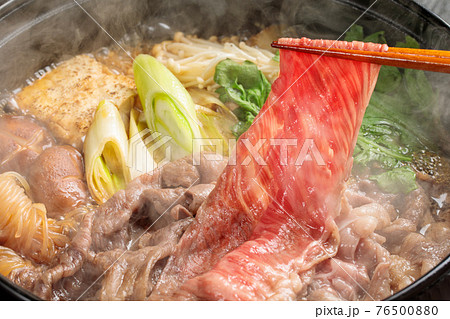 湯気が上がるスキ焼き料理のシーン 76500880