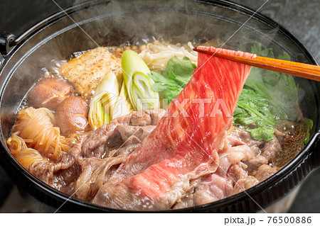 湯気が上がるスキ焼き料理のシーン 76500886