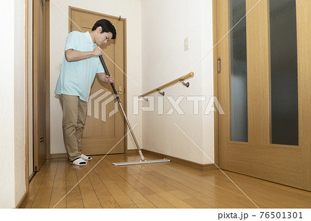 フローリングにワックスをかけるハウスクリーニング の男性 76501301