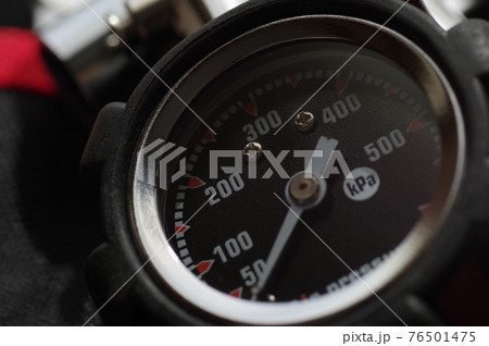 タイヤのエアゲージ（空気圧点検） 76501475