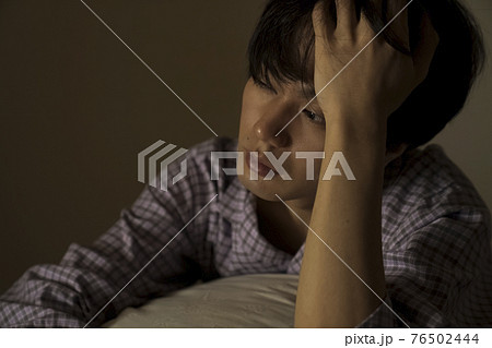 寝不足の男性 寝不足の男性 76502444