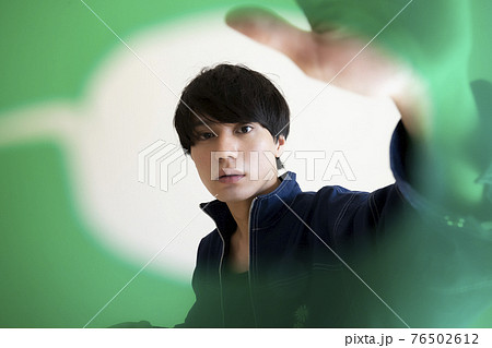 おしゃれな男性のポートレート 76502612