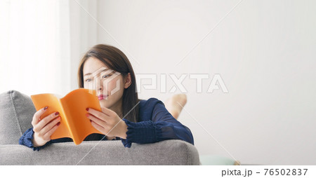 読書する女性 読書する女性 76502837