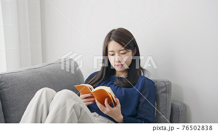読書する女性 76502838