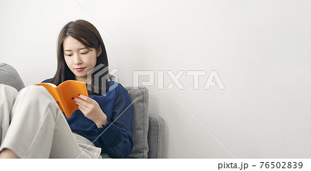 読書する女性 76502839