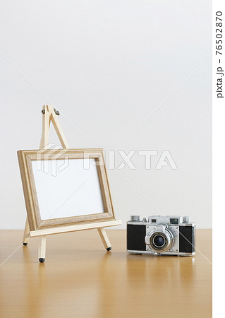 写真立てとカメラ 縦構図 写真立てとカメラ 縦構図 76502870