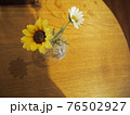 黄色と白の花の光と影 76502927