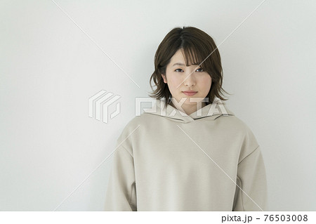 カメラ目線の若い女性 ポートレート カメラ目線の若い女性 ポートレート 76503008