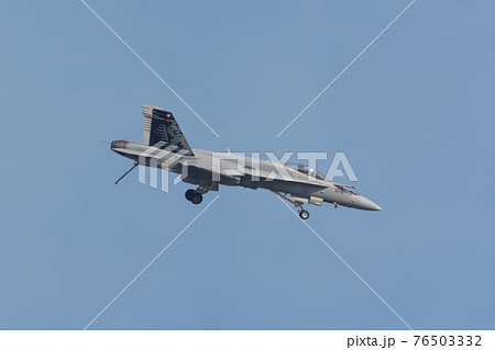 スイス空軍F/A-18Cホーネットのバレルロール 76503332