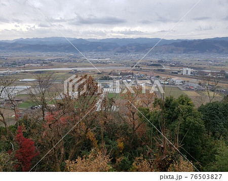 田舎の風景。田舎の街並み。昭和ノスタルジーを感じられる温泉街 原鶴温泉を一望。 76503827