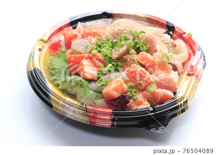 新鮮な刺身をご飯に乗せた海鮮丼と呼ばれる、大分ではリュウキュウ丼と呼ばれる 76504089