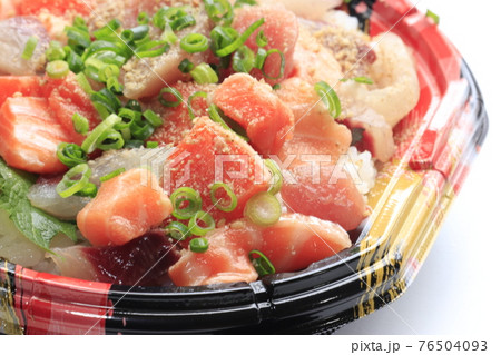 新鮮な刺身をご飯に乗せた海鮮丼と呼ばれる、大分ではリュウキュウ丼と呼ばれる 新鮮な刺身をご飯に乗せた海鮮丼と呼ばれる、大分ではリュウキュウ丼と呼ばれる 76504093