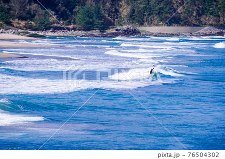 良い波で知られる日本海の宇野海水浴場(鳥取県)で春先からサーフィン 良い波で知られる日本海の宇野海水浴場(鳥取県)で春先からサーフィン 76504302