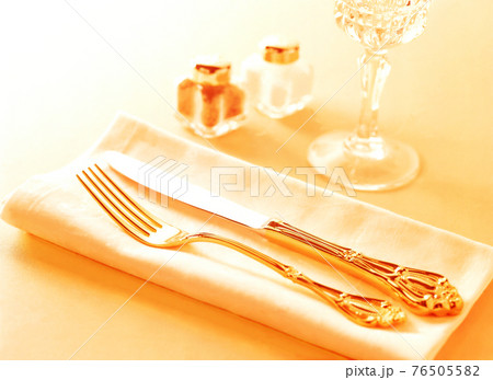ナプキンとカトラリー 76505582
