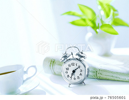 目覚まし時計と新聞とコーヒー 目覚まし時計と新聞とコーヒー 76505601