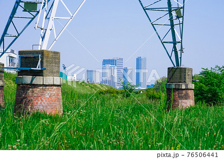 レトロな赤煉瓦土台の送電塔から二子玉川の高層マンション群 76506441