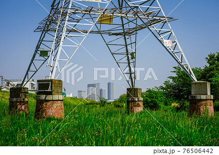 レトロな赤煉瓦土台の送電塔から二子玉川の高層マンション群 レトロな赤煉瓦土台の送電塔から二子玉川の高層マンション群 76506442