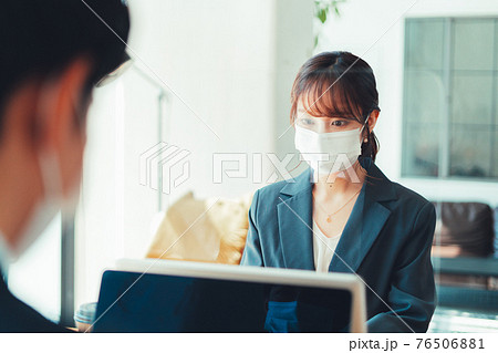 アクリル板を設置しているオフィスで働く社員 アクリル板を設置しているオフィスで働く社員 76506881