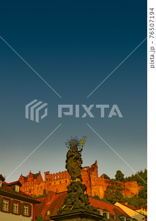 Colorful view of old downtown in Heidelberg, old bridge, statues and ancient castle during sunset, Heidelberg, Germany 76507194