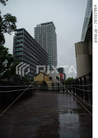 雨天の街並み 雨天の街並み 76507964