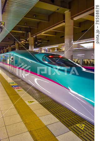 東京都台東区にある上野駅の新幹線乗り場の風景 東京都台東区にある上野駅の新幹線乗り場の風景 76508676