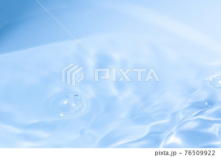 水面・水中・水のテクスチャ。健康や医療、環境やライフスタイル、飲料のイメージ。 水面・水中・水のテクスチャ。健康や医療、環境やライフスタイル、飲料のイメージ。 76509922