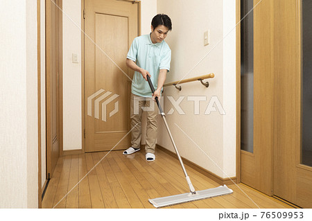 WAXをかけるハウスクリーニング の男性 76509953
