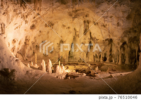 Underground caves with stalactites and stalagmites formations into the Frasassi Caves Underground caves with stalactites and stalagmites formations into the Frasassi Caves 76510046