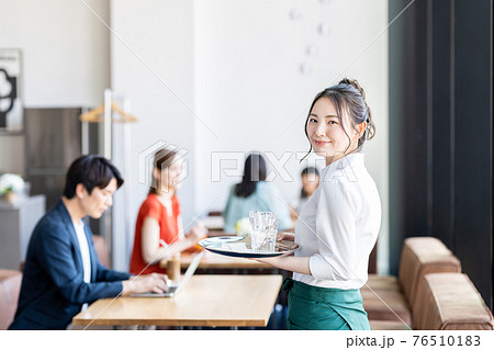カフェの若い女性の店員 カフェの若い女性の店員 76510183
