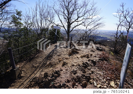 栃木県足利市大小山妙義山ハイキング　左から時計方向廻りのハイキング登山道　鷹巣山/大小山山頂 76510241