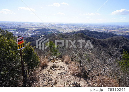 栃木県足利市大小山妙義山ハイキング 左から時計方向廻りのハイキング登山道 大小山/妙義山山頂付近 栃木県足利市大小山妙義山ハイキング 左から時計方向廻りのハイキング登山道 大小山/妙義山山頂付近 76510245