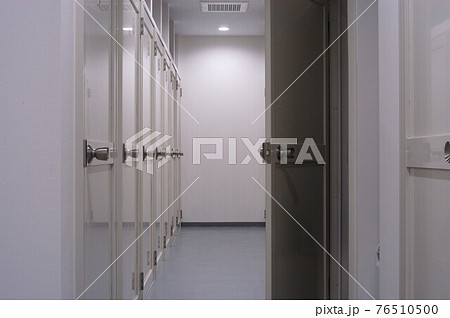 屋内トランクルームの通路とドアの列~一枚半開 屋内トランクルームの通路とドアの列~一枚半開 76510500