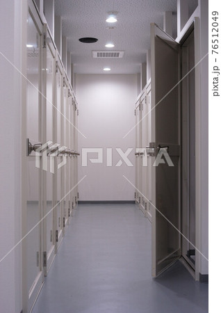 屋内トランクルームの通路とドアの列~一枚半開 屋内トランクルームの通路とドアの列~一枚半開 76512049