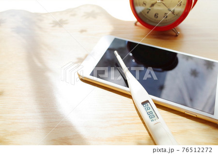 朝に体温計で体温を計るとスマホ 76512272