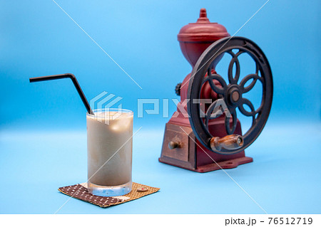 アイスカフェオレとコーヒーミル アイスカフェオレとコーヒーミル 76512719