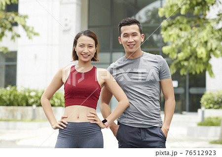 Fit young Asian couple 76512923