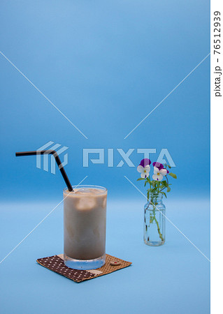 アイスカフェオレと植物　 76512939
