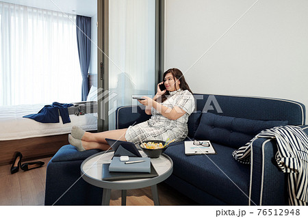Businesswoman in hotel room Businesswoman in hotel room 76512948